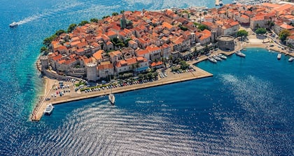 A - luxury apt in center, just 5min from beach
