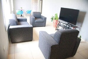 TV - Captivating 2-Bed Ensuite Apartment in Accra (accra)