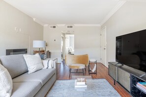 TV, lareira, aparelho de som