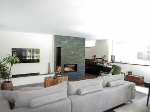 Télévision, cheminée