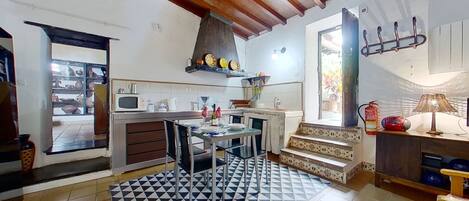 Refrigerador, microondas, parrilla de estufa y cafetera y tetera