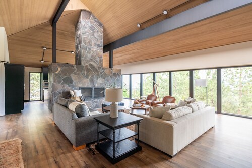 Big Sky by AvantStay | Mountain Home w/ Great Views, Hot Tub, Al Fresco Dining