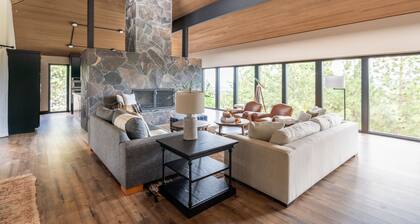 Big Sky by AvantStay | Mountain Home w/ Great Views, Hot Tub, Al Fresco Dining