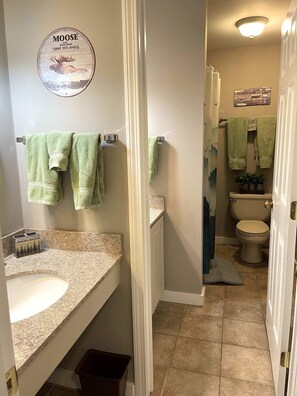 浴槽、ヘアドライヤー、タオル