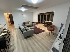 Een televisie en boeken