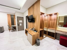 Quarto júnior | Roupas de cama premium, escrivaninha, espaço de trabalho para notebook
