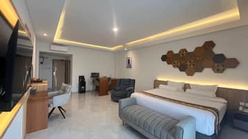 Suite Room | Premium bedding, desk, laptop workspace, free WiFi