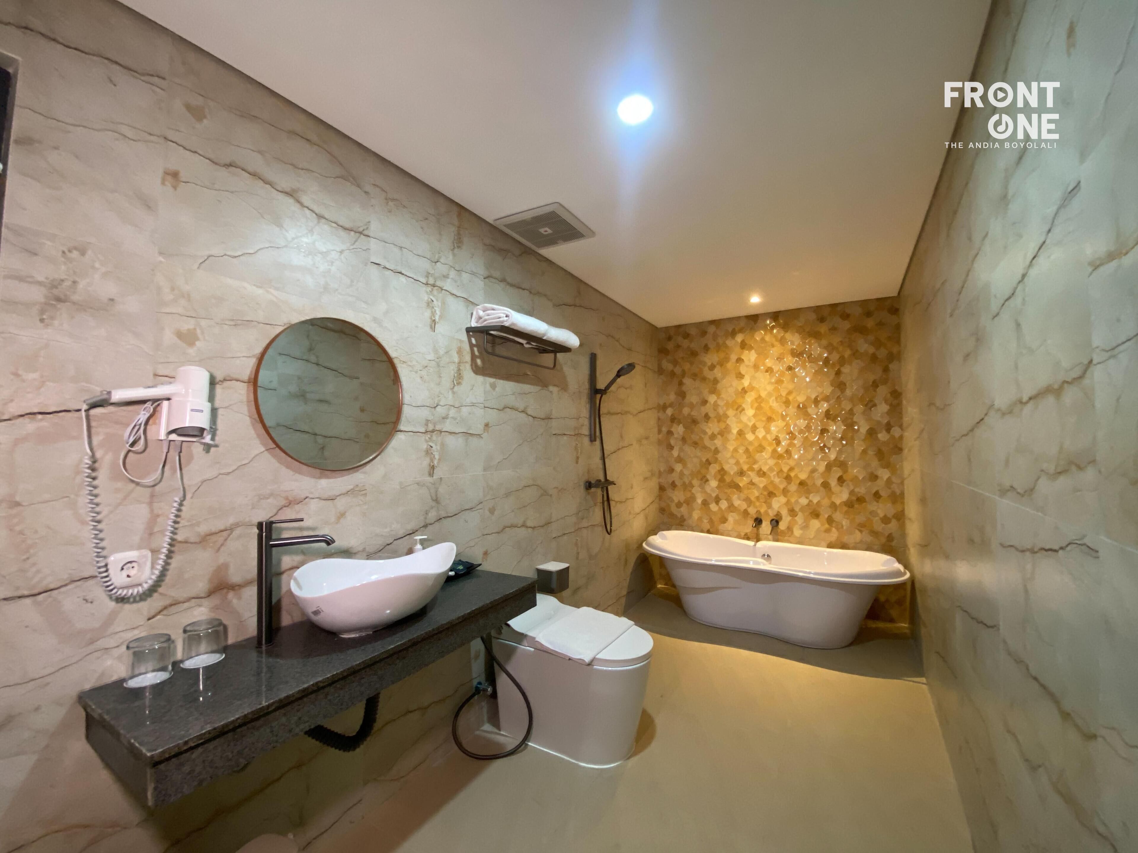 Suite Senior | Kamar mandi | Shower, perlengkapan mandi gratis, handuk, dan sabun