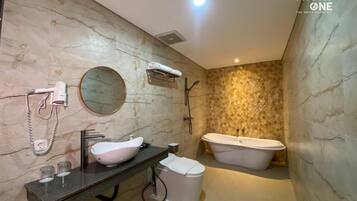 Suite Senior | Kamar mandi | Shower, perlengkapan mandi gratis, handuk, dan sabun