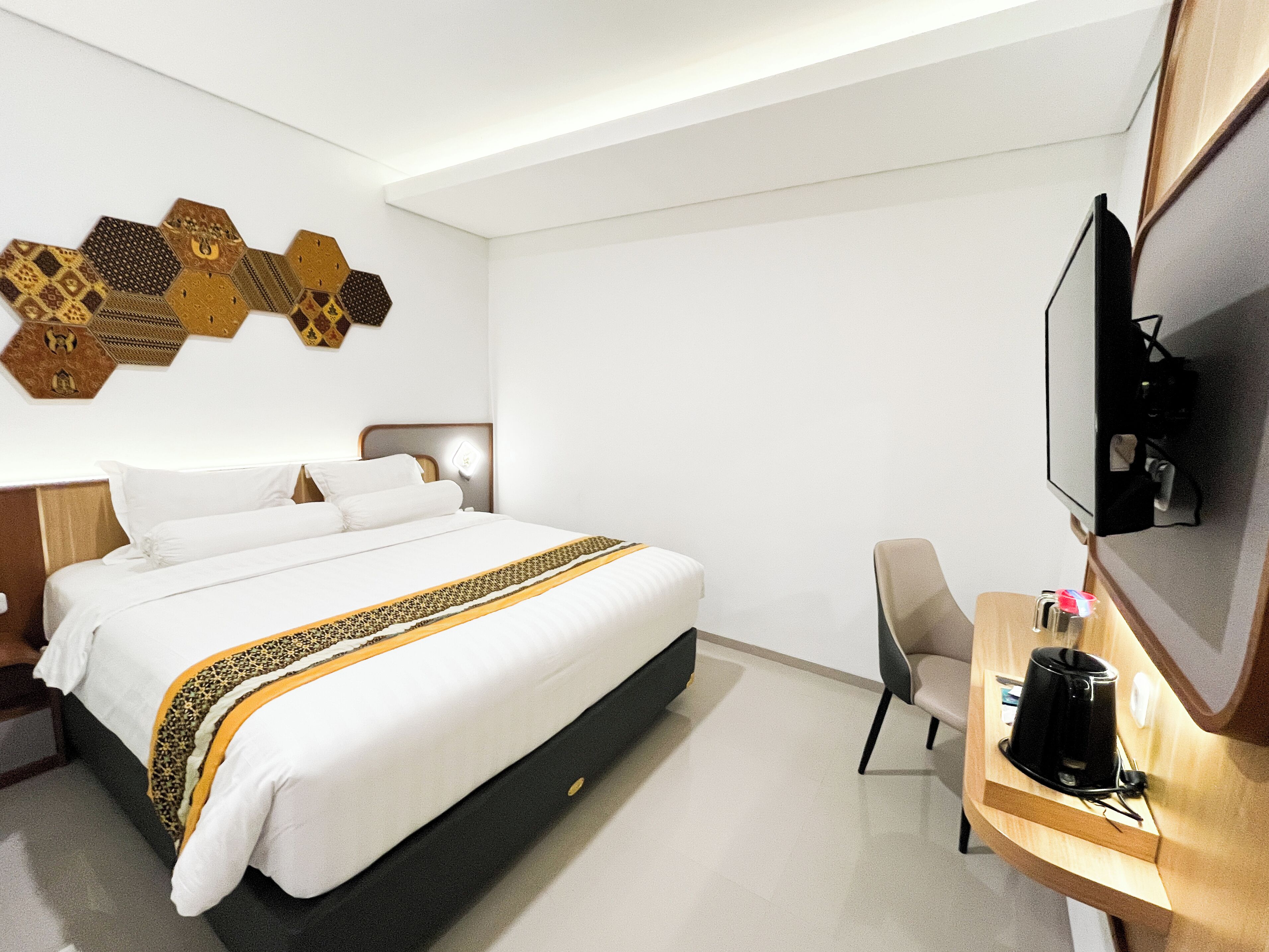 Deluxe-rum | Sängtillbehör av högsta kvalitet, skrivbord och arbetsyta för laptop