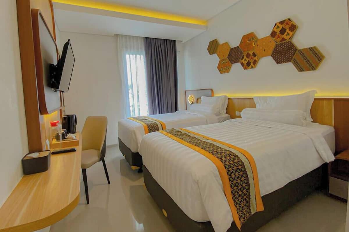 Executive-Zimmer | Hochwertige Bettwaren, Schreibtisch, laptopgeeigneter Arbeitsplatz