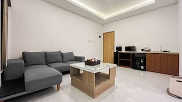 Suite Room | Living area | 32-inch flat-screen TV with digital channels, TV
