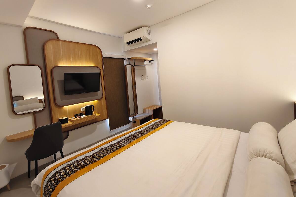 Grand Room | 1 bedroom, premium bedding, desk, laptop workspace