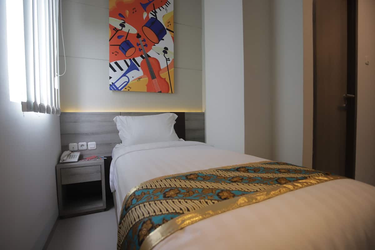Habitació individual empresarial (1 Single Bed only) | 1 dormitori, roba de llit d'alta qualitat, escriptori i wifi gratuïta