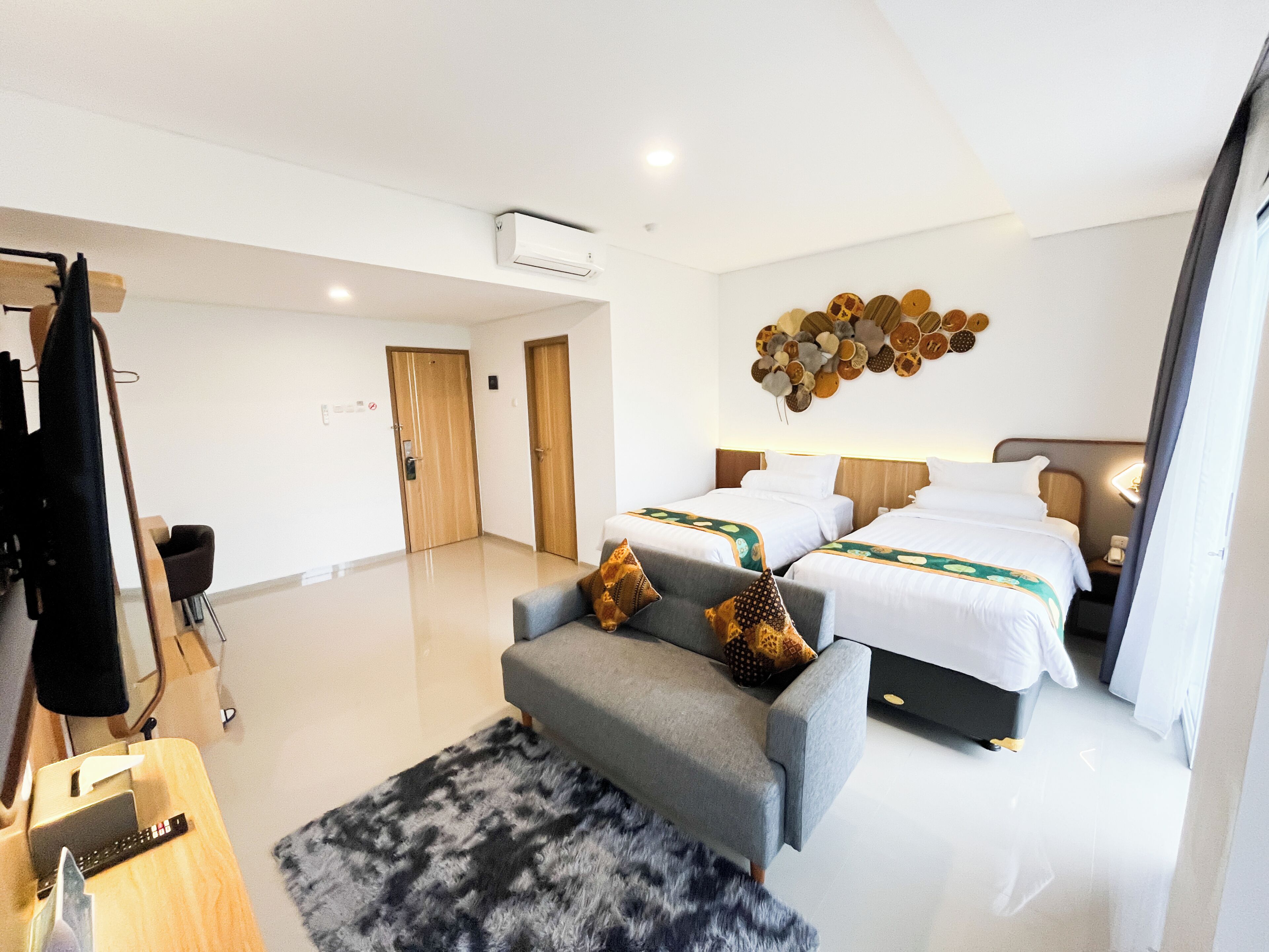 Quarto júnior | Roupas de cama premium, escrivaninha, espaço de trabalho para notebook