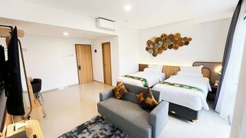 Quarto júnior | Roupas de cama premium, escrivaninha, espaço de trabalho para notebook