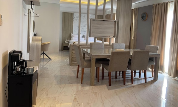 Suite Room | Premium bedding, desk, laptop workspace, free WiFi - Front One The Andia Boyolali (Boyolali)