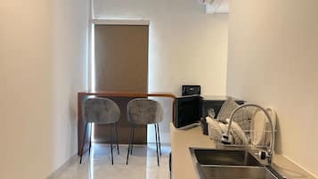 Suite básica | Zona de estar | Televisión de pantalla plana de 32 pulgadas con canales digitales