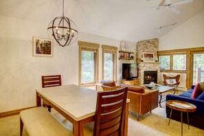 Smart-TV, Kamin, DVD-Player, Bücher