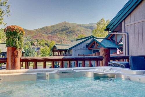 Soak Up the Mtn Views from the Private HotTub! 2 Car Garage-3 Decks-W/D-Grill-Steps to Free Town Bus