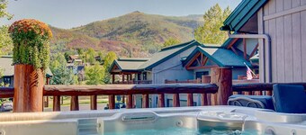 Soak Up the Mtn Views from the Private HotTub! 2 Car Garage-3 Decks-W/D-Grill-Steps to Free Town Bus