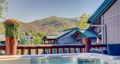 Soak Up the Mtn Views from the Private HotTub! 2 Car Garage-3 Decks-W/D-Grill-Steps to Free Town Bus