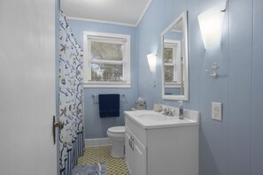 Combined shower/bathtub, hair dryer, towels, soap