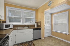 Jääkaappi, mikroaaltouuni, uuni, liesi