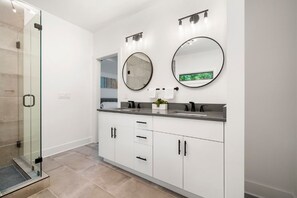 Duschwanne, Haartrockner, Handtücher, Toilettenpapier