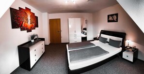 3 habitaciones, cuna de viaje y ropa de cama 
