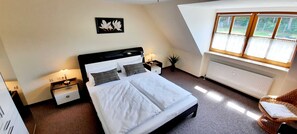 3 habitaciones, cuna de viaje y ropa de cama 