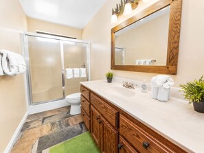 Bathroom - Moose Tracks Lodge - Game Room, Ping Pong, Shuffleboard, Barbecue (Big Bear City)