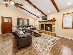 Living area - Moose Tracks Lodge - Game Room, Ping Pong, Shuffleboard, Barbecue (Big Bear City)