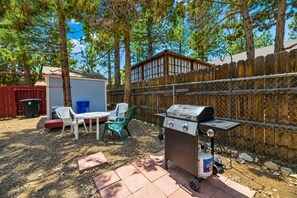 Outdoor dining - Moose Tracks Lodge - Game Room, Ping Pong, Shuffleboard, Barbecue (Big Bear City)