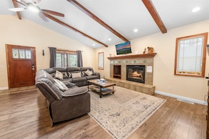 TV, fireplace, ping pong, streaming services - Moose Tracks Lodge - Game Room, Ping Pong, Shuffleboard, Barbecue (Big Bear City)