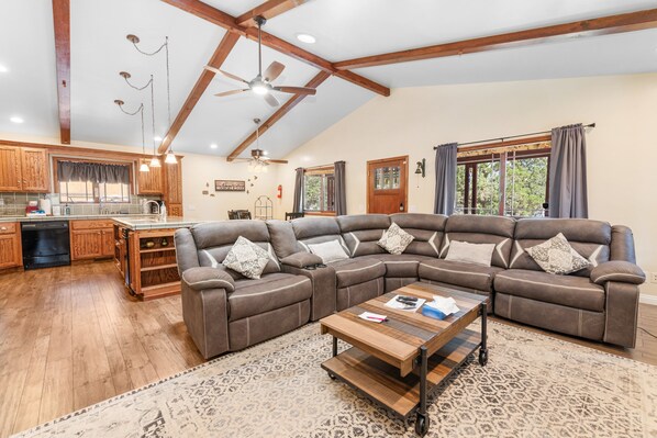 Tv, eldstad, ett bordtennisbord och streamingtjänster