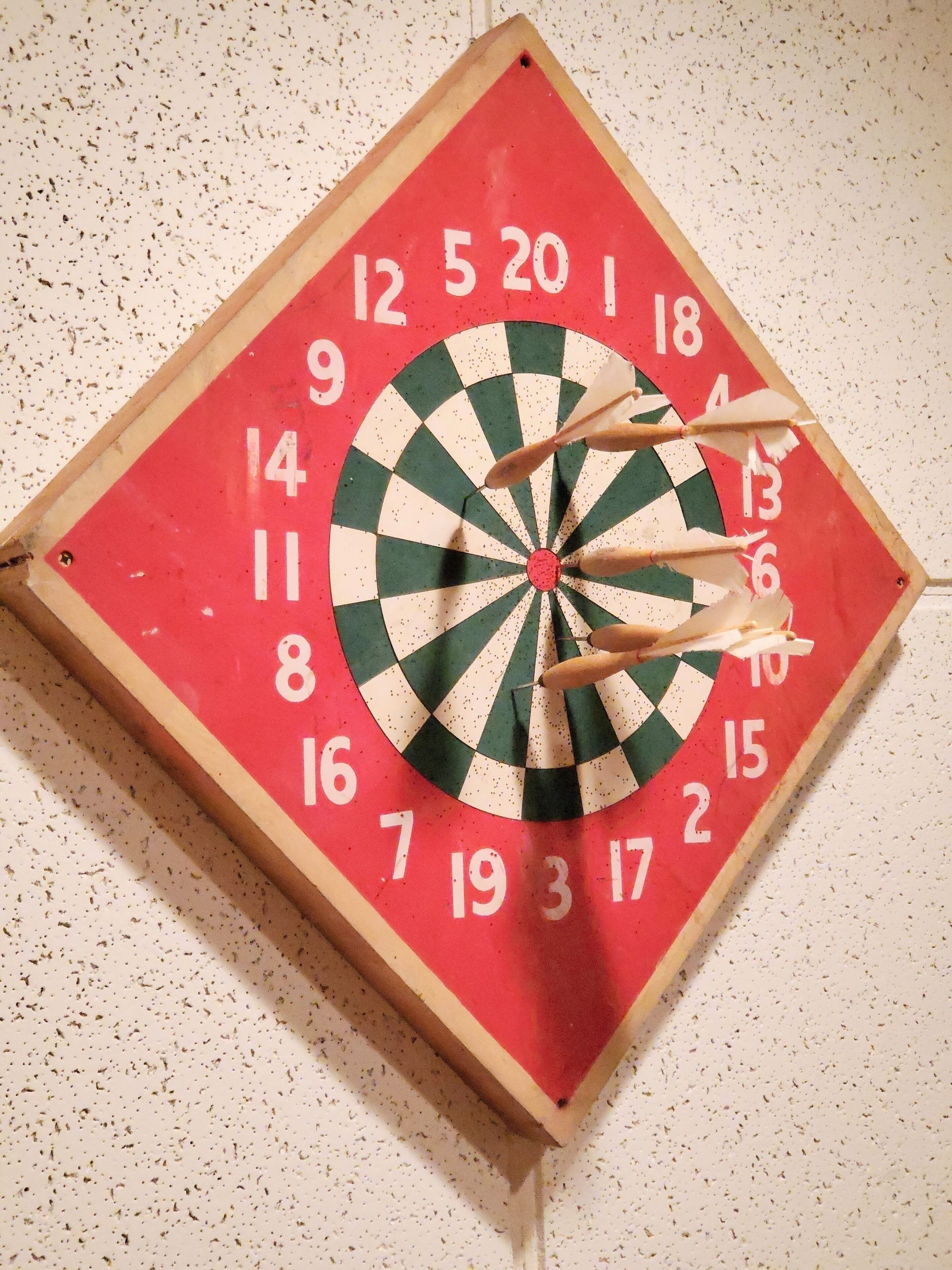Eine Dartscheibe mit mehreren Dartpfeilen, die darin stecken.