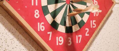 Eine Dartscheibe mit mehreren Dartpfeilen, die darin stecken.