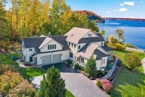 The Artemis Lake House - Lakefront Getaway