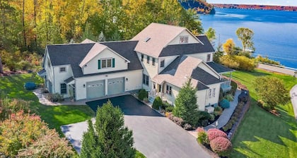 The Artemis Lake House - Lakefront Getaway