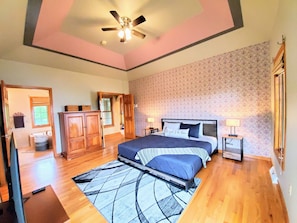 5 bedrooms, desk, iron/ironing board, travel crib