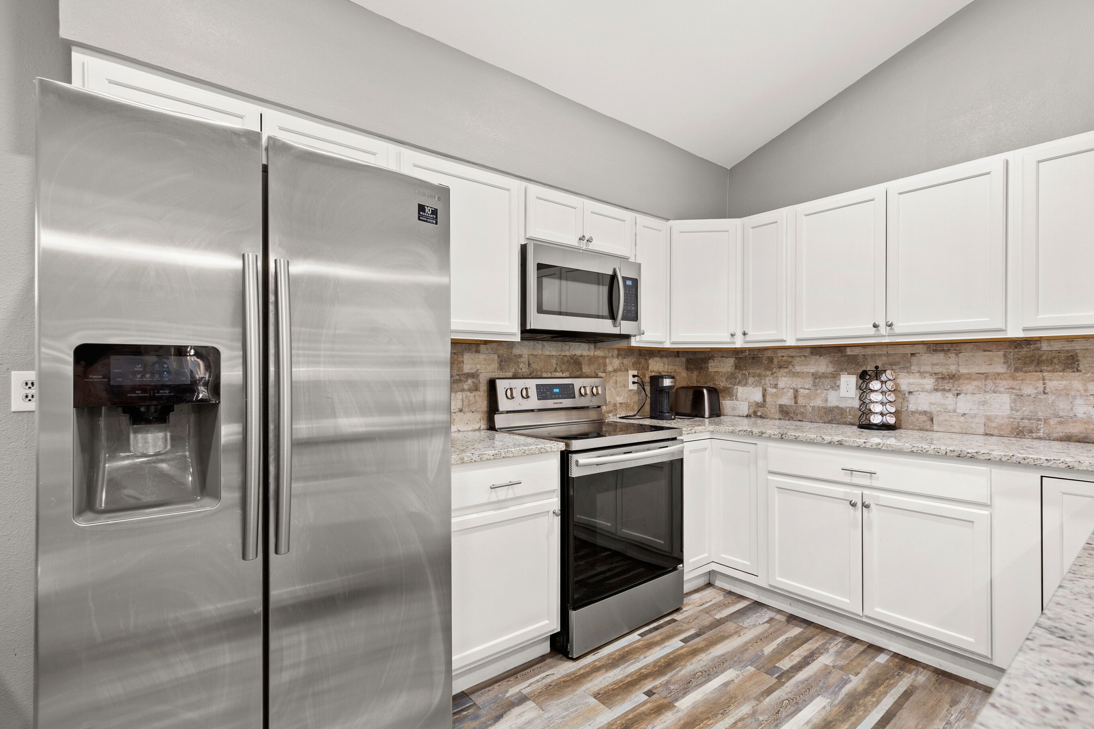 Geladeira, micro-ondas, fogão, cooktop