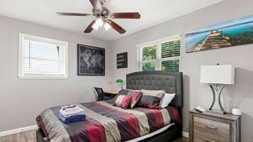 12 habitaciones, escritorio y tabla de planchar con plancha