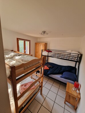 5 slaapkamers, een strijkplank/strijkijzer, wifi, beddengoed