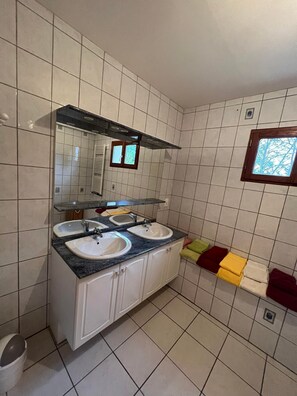 Een douche, een haardroger, handdoeken