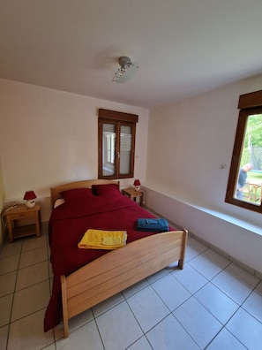 5 chambres, fer et planche à repasser, Wi-Fi, draps fournis