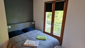 5 bedrooms, iron/ironing board, WiFi, bed sheets - Charming 5-Bedroom Perigord Retreat with Pool and Garden (Journiac)