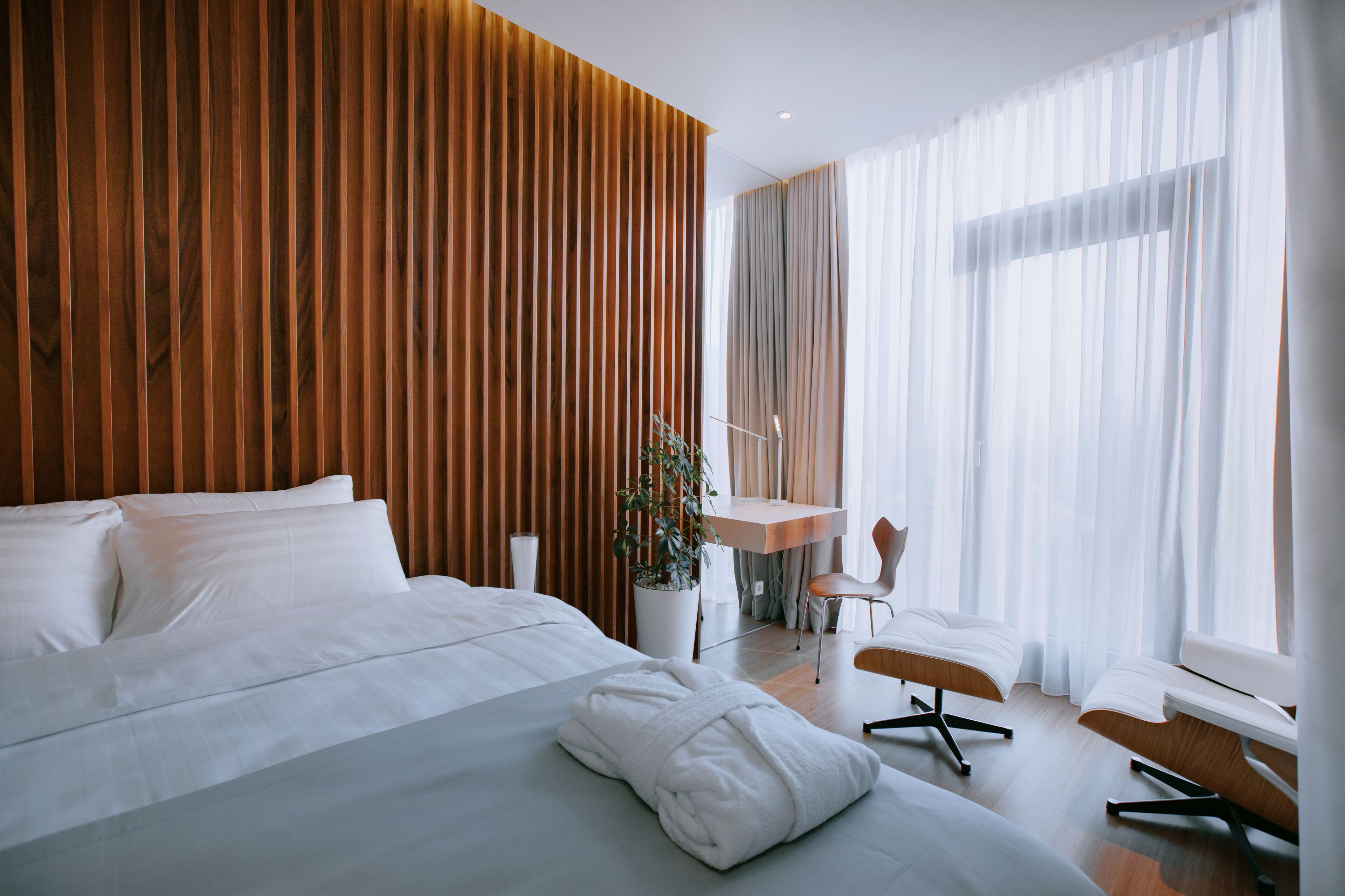 2 bedrooms, desk, iron/ironing board, WiFi