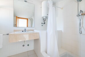 Shower, hair dryer, towels - Apartment Isabela 2B-3 habitaciones con ático with Sea View, A/C, Wi-Fi & Terrace (Puerto de Pollensa)