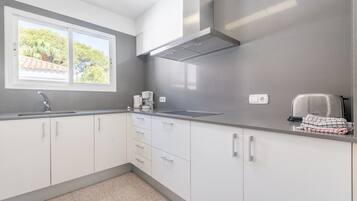 Geladeira, micro-ondas, fogão, cooktop